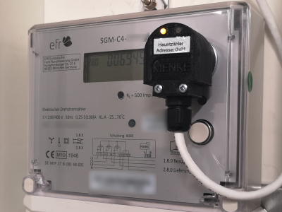 Abbildung 14: Einsatz des Lesekopfes an einem SGM-C4 Smartmeter.